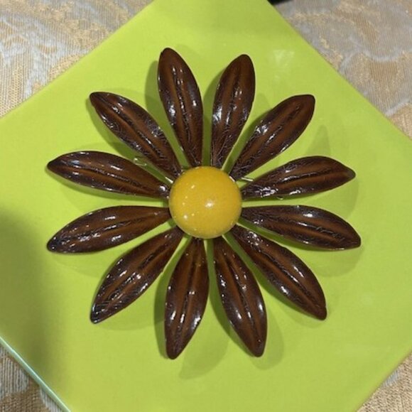 DAISY Brown Enamel Metal Flower BROOCH - Picture 1 of 7
